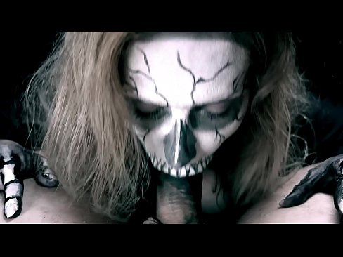 ❤️ Demon girl zuigt pik met haar zwarte mond en slikt sperma. Homemade porno at us ❤