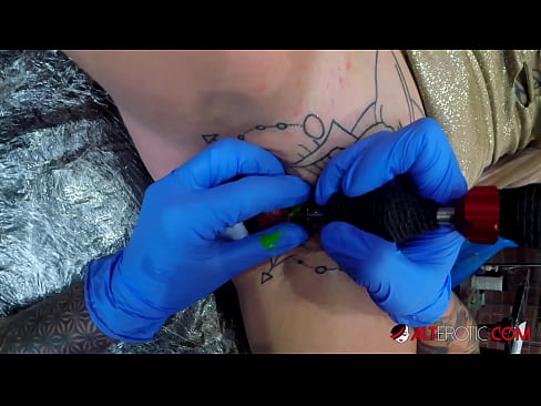 ❤️ Extreem getatoeëerde hottie Sully Savage kreeg een tatoeage op haar clitoris Homemade porno at us ❤