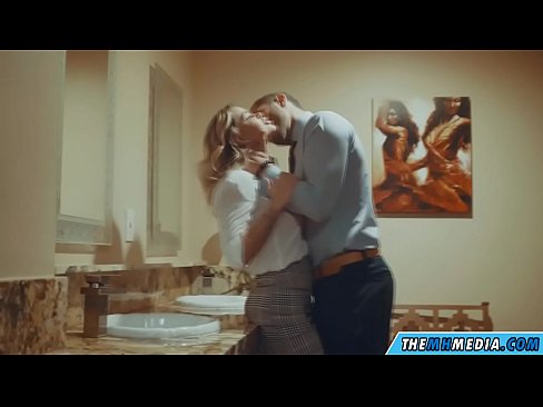 ❤️ Wanneer een rondborstige blondine je verleidt in een openbaar toilet Homemade porno at us ❤